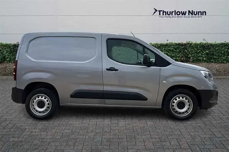 Usado Vauxhall Combo S 100 HP (73 kW) 2023 Cinzento Monovolume