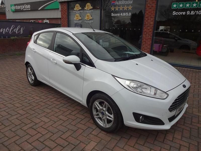 Used Ford Fiesta Zetec 100 HP (73 kW) 2014 White Hatchback