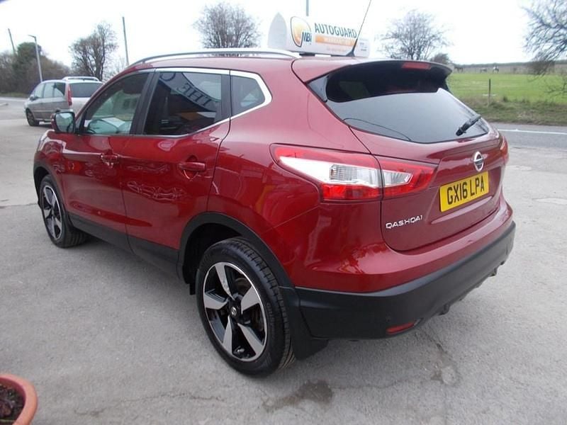 Used Nissan Qashqai N-Connecta 115 HP (84 kW) 2016 Red SUV