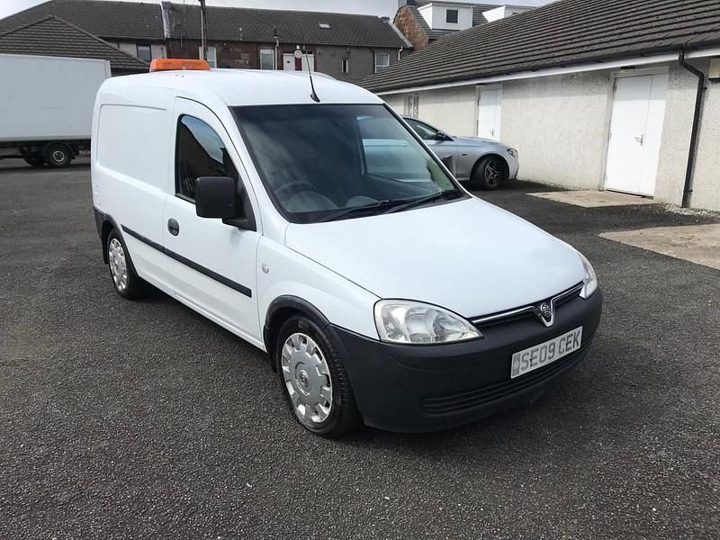 White Used 2009 Vauxhall Combo MPV | £2,495 (Fair price) - Image 1/4