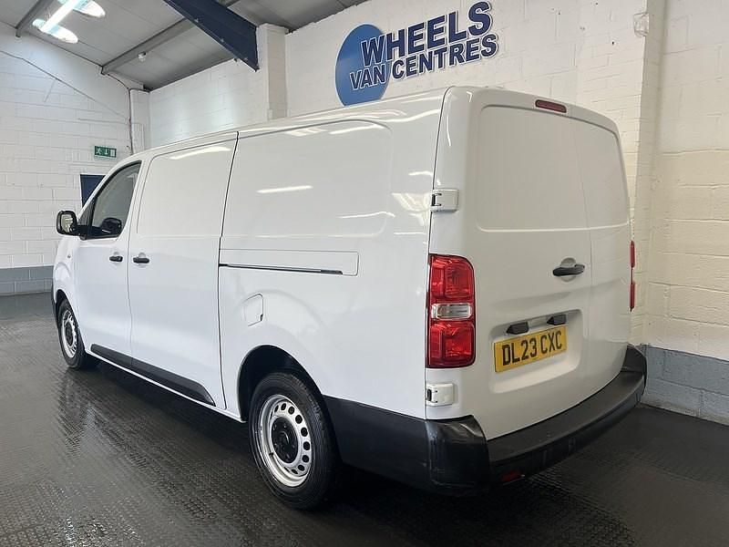 Second-hand Vauxhall Vivaro S 100 CP (73 kW) 2023 Alb Monovolum