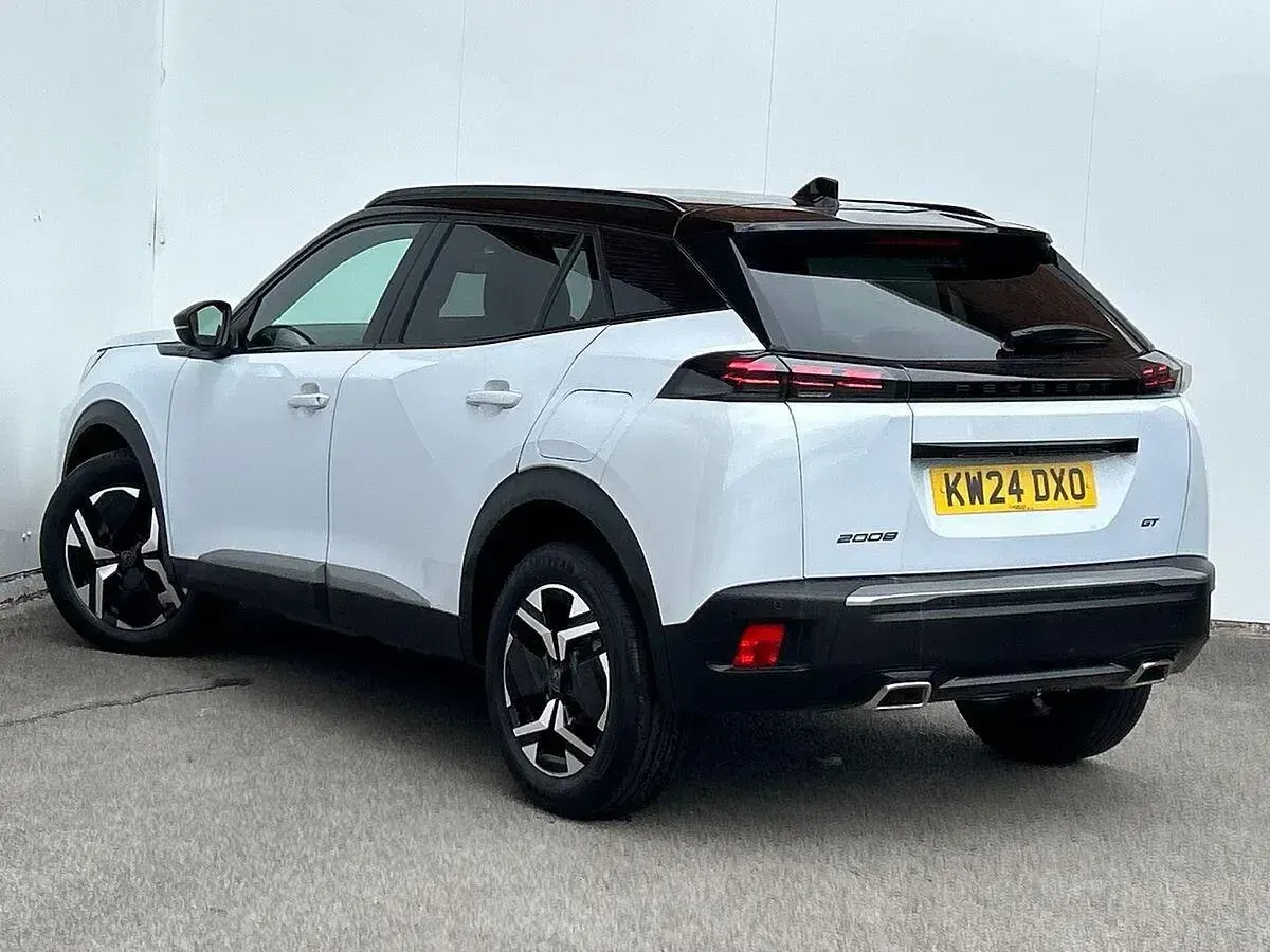 Używany Peugeot 2008 GT 130 KM (95 kW) 2024 Biały SUV