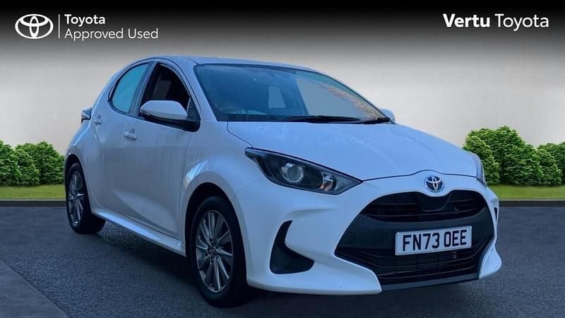 Used Toyota Yaris Hybrid 116 HP (85 kW) 2023 White Hatchback