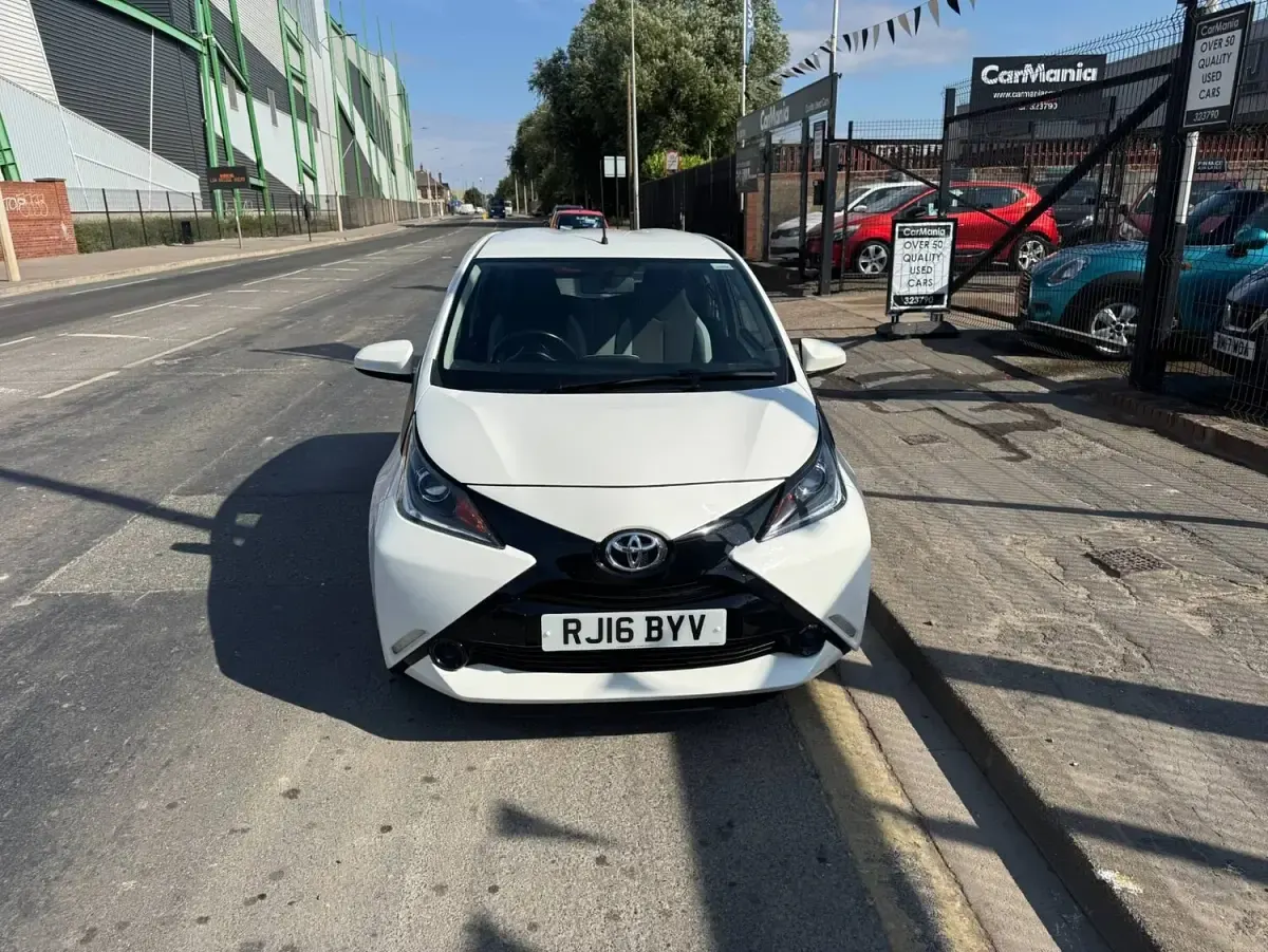 Used Toyota Aygo X-play 69 HP (50 kW) 2016 White Hatchback
