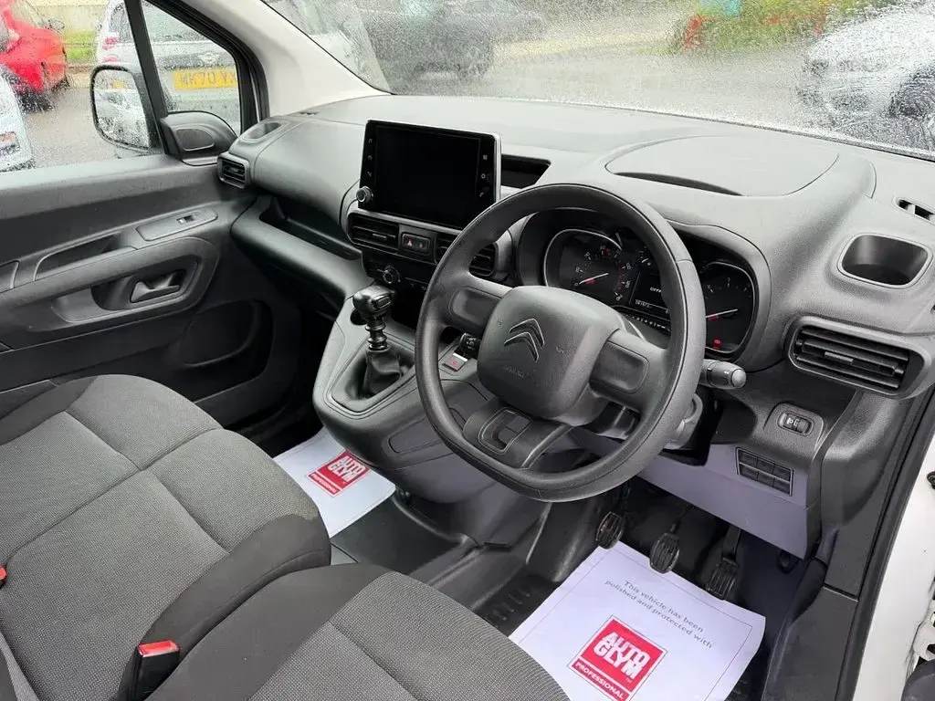 Second-hand Citroën Berlingo 100 CP (73 kW) 2022 Alb Monovolum