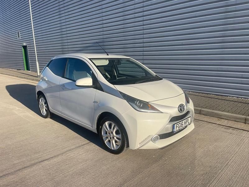 Used Toyota Aygo X-pure 68 HP (50 kW) 2016 White Hatchback