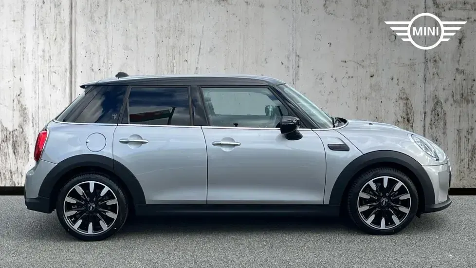 Usado Mini Cooper Exclusive 134 CV (98 kW) 2024 Plateado Utilitario