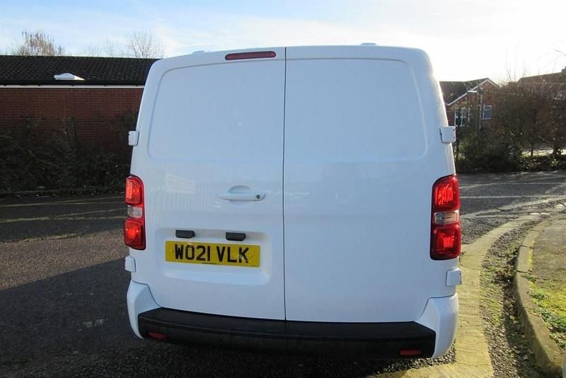 Second-hand Vauxhall Vivaro Sportive 120 CP (88 kW) 2021 Alb Monovolum