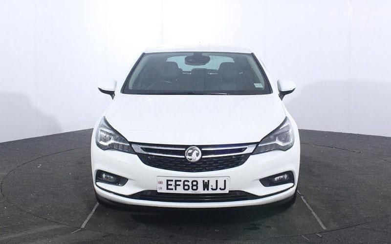 Used Vauxhall Astra Ultimate 150 HP (110 kW) 2019 White Hatchback