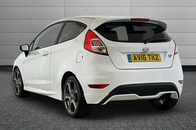 Used Ford Fiesta ST 180 HP (132 kW) 2016 White Hatchback