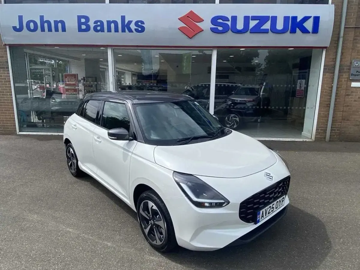 Used Suzuki Swift 2025 Pure white / mineral grey Hatchback