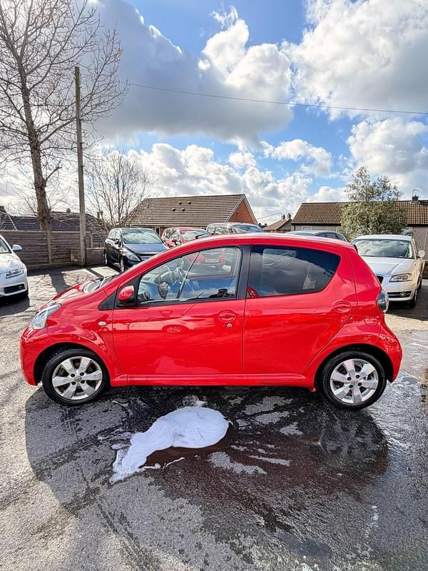 Begagnad Toyota Aygo Style 2014 Röd Halvkombi