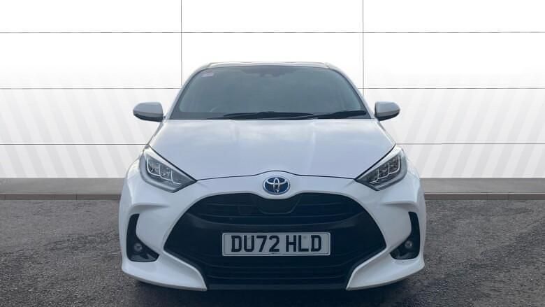 Used Toyota Yaris Hybrid Design 116 HP (85 kW) 2022 White Hatchback