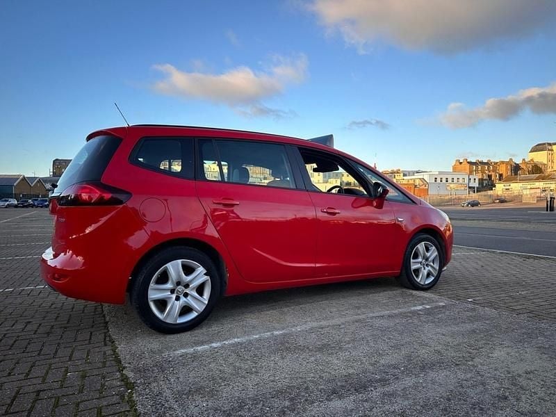 Used Vauxhall Zafira 140 HP (102 kW) 2015 Red MPV