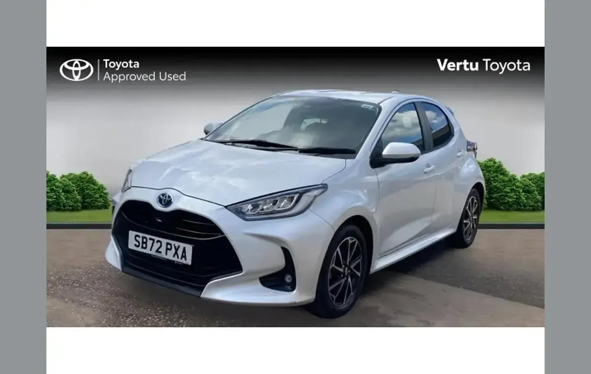 Used Toyota Yaris Design 116 HP (85 kW) 2023 White Hatchback