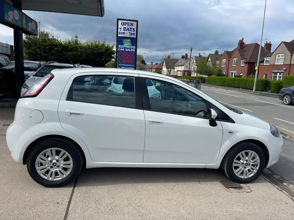 Używany Fiat Punto Easy 69 KM (50 kW) 2015 Biały Hatchback