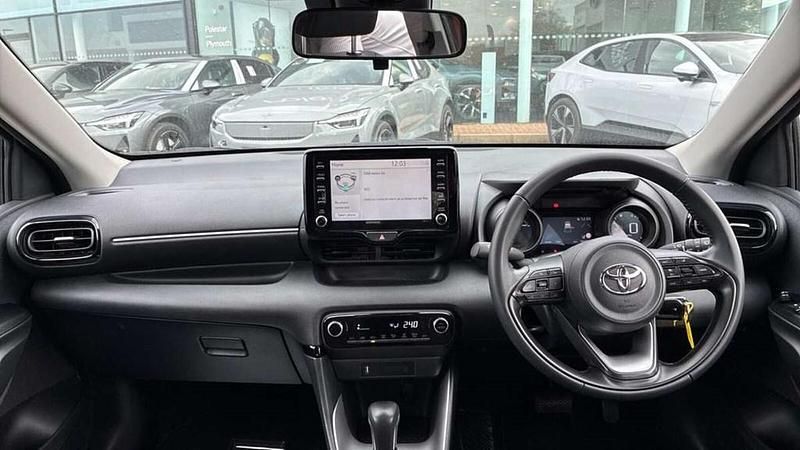 Used Toyota Yaris Hybrid Design 116 HP (85 kW) 2023 Scarlet flare Hatchback
