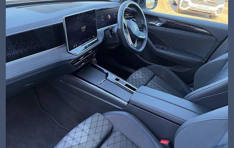 Used VW Passat R-line 147 HP (108 kW) 2025 Silver Estate