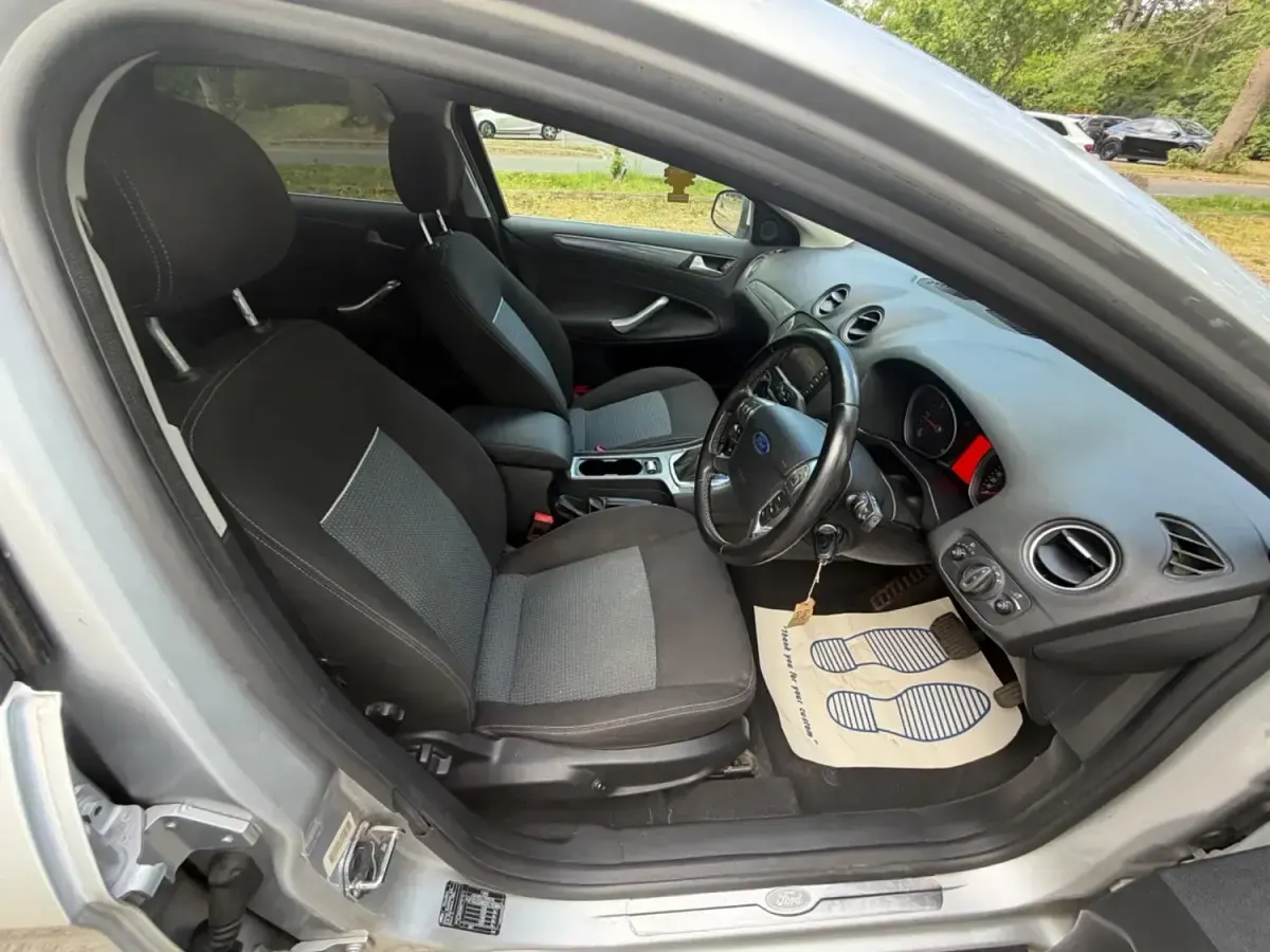 Usado Ford Mondeo Business Edition 163 HP (119 kW) 2013 Prateado Carrinha