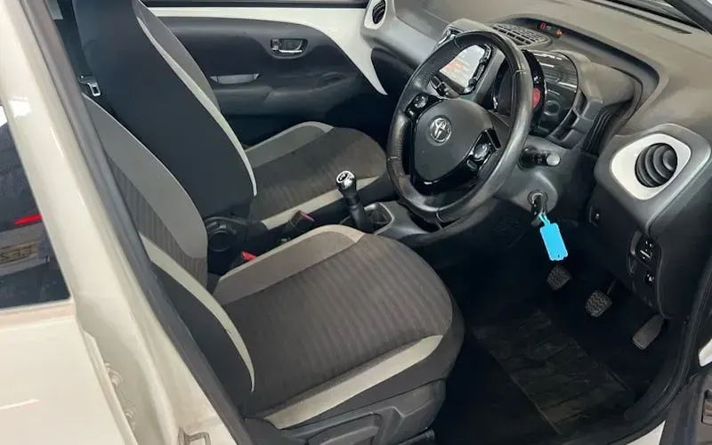 Used Toyota Aygo X-play 72 HP (52 kW) 2018 White Hatchback