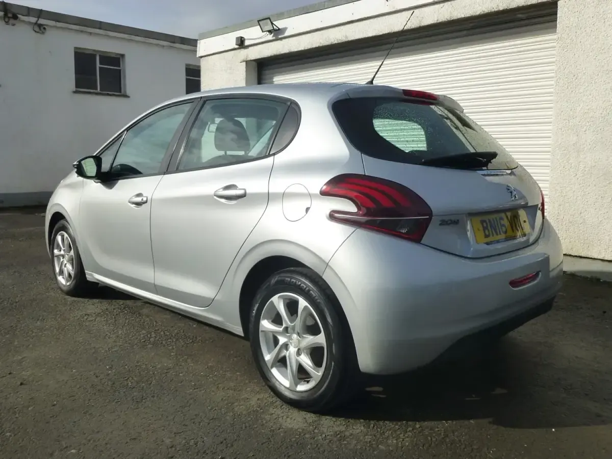 Gebraucht Peugeot 208 Active 2016 Silber Kleinwagen