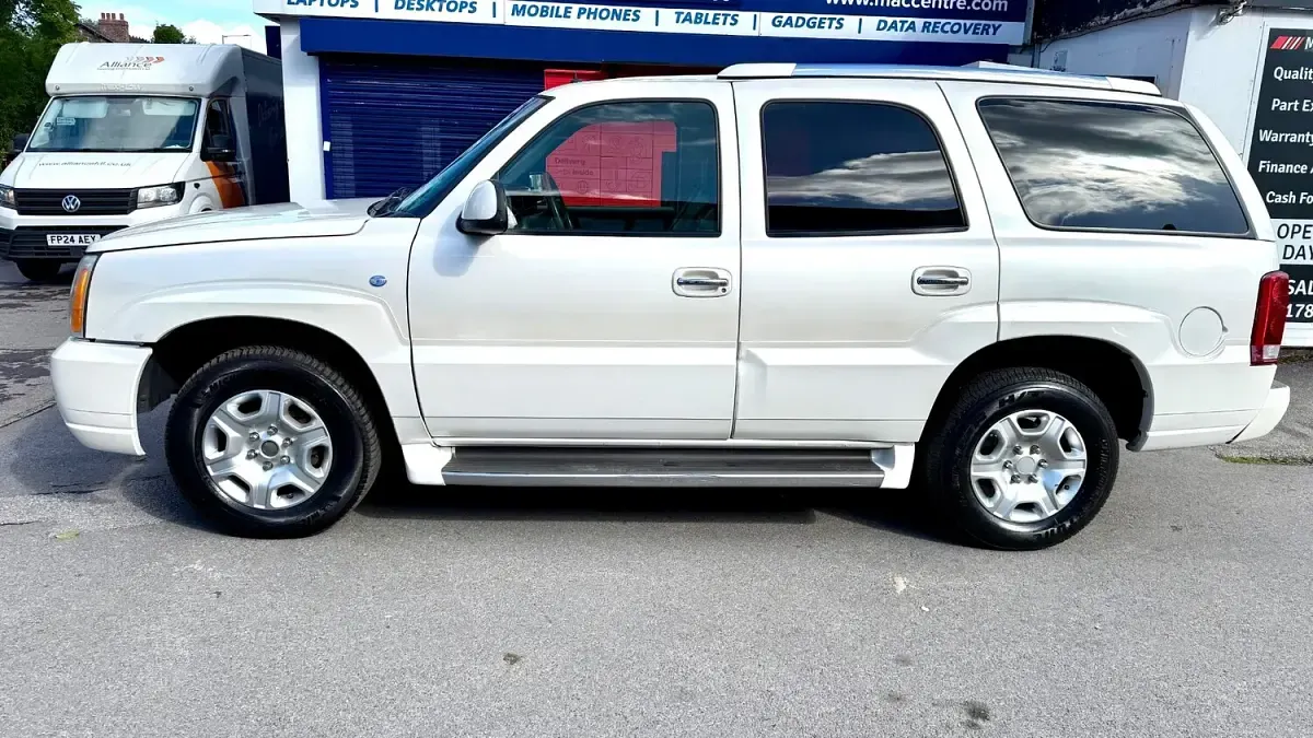 Used Cadillac Escalade 349 HP (256 kW) 2004 White