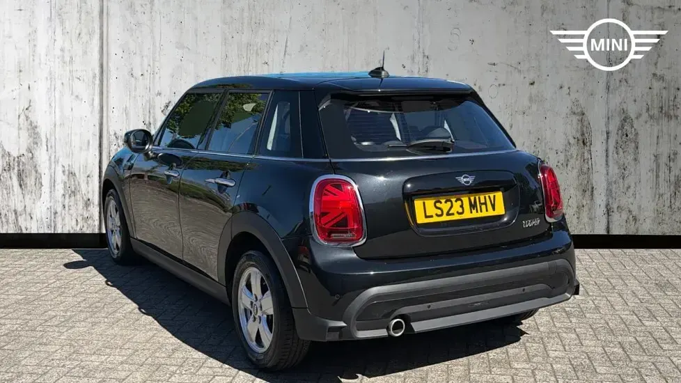 Usado Mini Cooper Classic 134 HP (98 kW) 2023 Preto Citadino