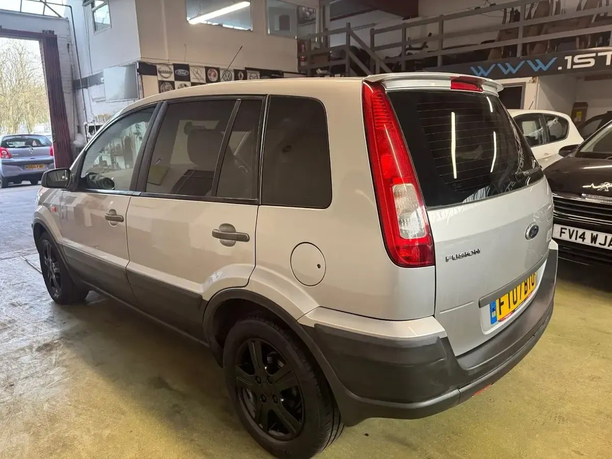 Begagnad Ford Fusion 80 HK (58 kW) 2007 Silver Halvkombi