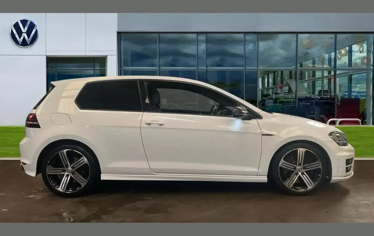 Used VW Golf VII R 300 HP (220 kW) 2016 Pure white Hatchback
