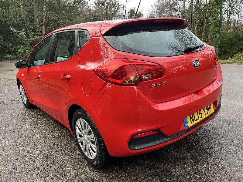 Used Kia Ceed 89 HP (65 kW) 2015 Red Hatchback