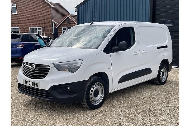 Second-hand Vauxhall Combo Edition 130 CP (95 kW) 2021 Alb Monovolum
