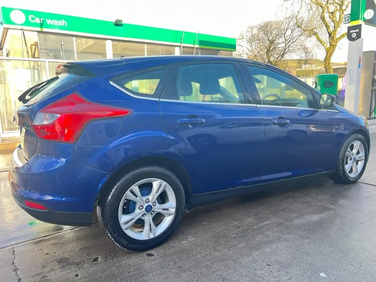 Used Ford Focus Zetec 115 HP (84 kW) 2014 Blue Hatchback