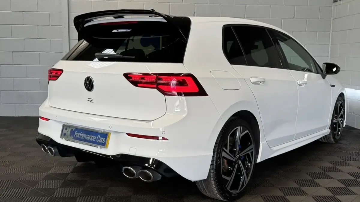 Second-hand VW Golf VIII R 2022 Alb Hatchback