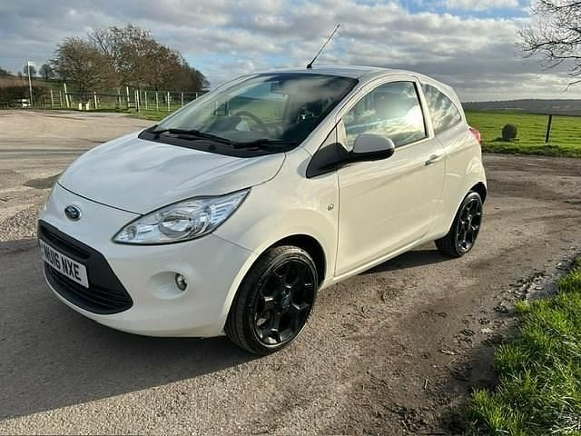 Used Ford Ka Zetec 69 HP (50 kW) 2016 White Hatchback