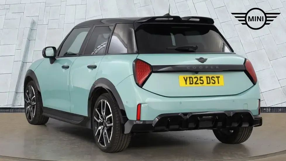Usado Mini Cooper Hatch 113 kW (154 CV) 2025 Verde Utilitario
