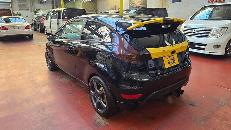 Begagnad Ford Fiesta Zetec 2012 Svart Halvkombi
