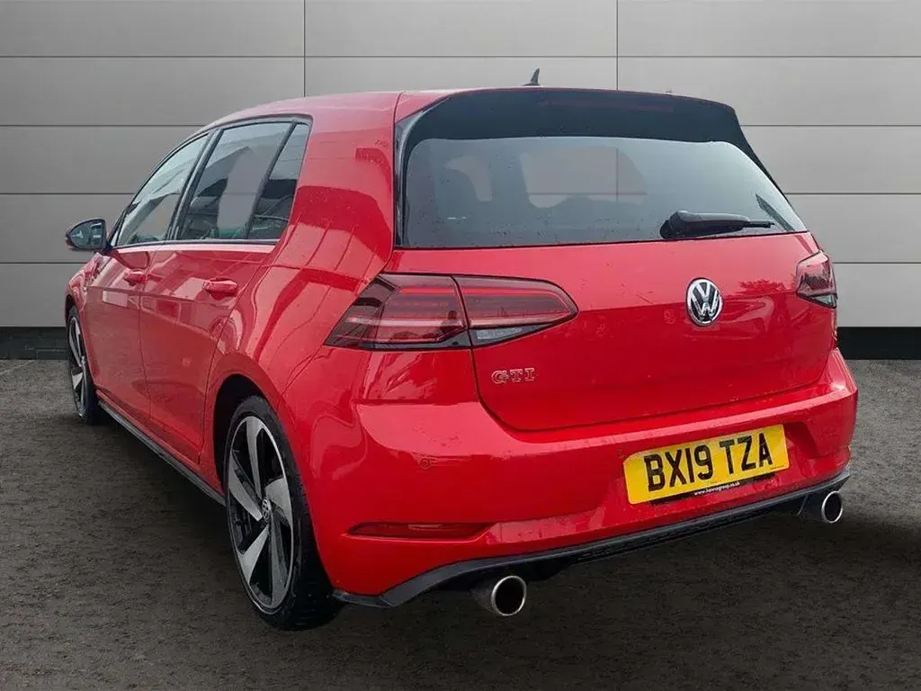 Używany VW Golf VII GTI 245 KM (180 kW) 2019 Czerwony Hatchback