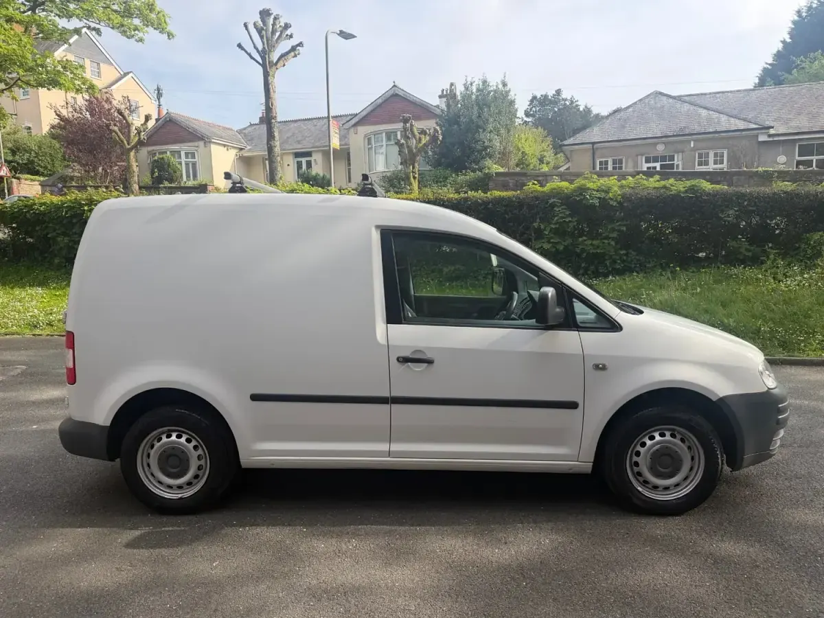 Usado VW Caddy 104 HP (76 kW) 2010 Branco Monovolume