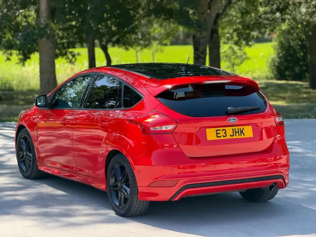 Used Ford Focus Zetec 182 HP (133 kW) 2016 Red Hatchback