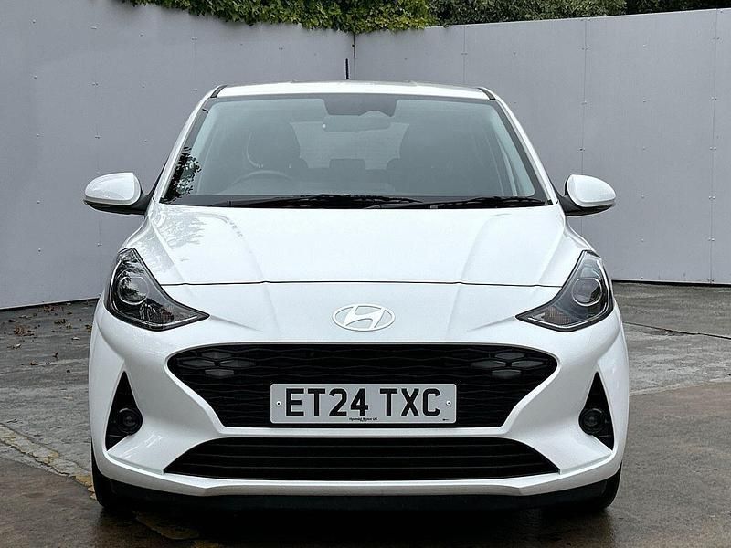 Used Hyundai i10 Premium 63 HP (46 kW) 2024 White Hatchback