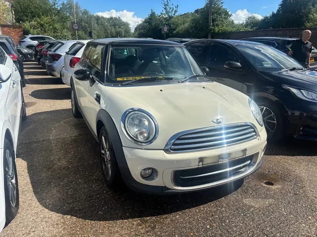 Used Mini Cooper Hatch 122 HP (89 kW) 2013 White Hatchback