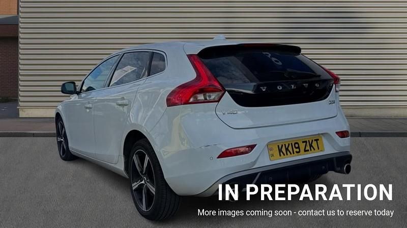 Used Volvo V40 R-Design 122 HP (89 kW) 2019 White Hatchback