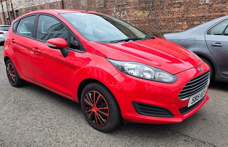 Usado Ford Fiesta Style 82 HP (60 kW) 2015 Vermelho Citadino
