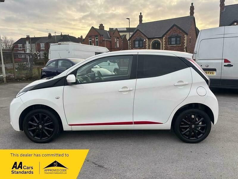 Used Toyota Aygo x-press 68 HP (50 kW) 2017 White Hatchback