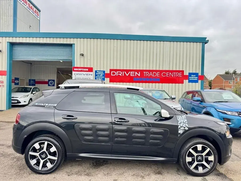Used Citroën C4 Cactus Rip Curl 100 HP (73 kW) 2016 Black Hatchback