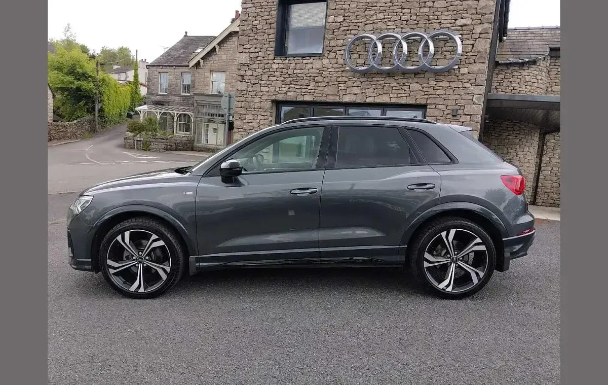 Begagnad Audi Q3 Black Edition 147 HK (108 kW) 2025 Grå SUV