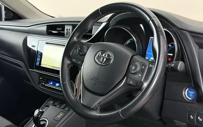 Used Toyota Auris Hybrid Design 136 HP (100 kW) 2018 White Hatchback