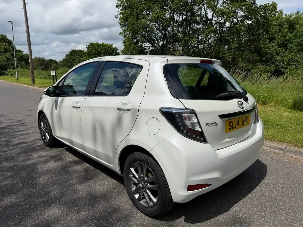 Used Toyota Yaris 99 HP (72 kW) 2014 White Hatchback