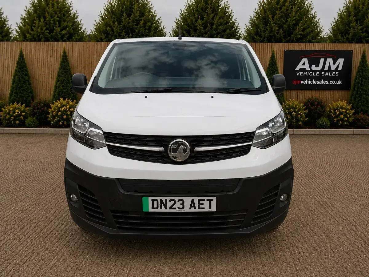 Used Vauxhall Vivaro 100 kW (136 HP) 2023 White MPV
