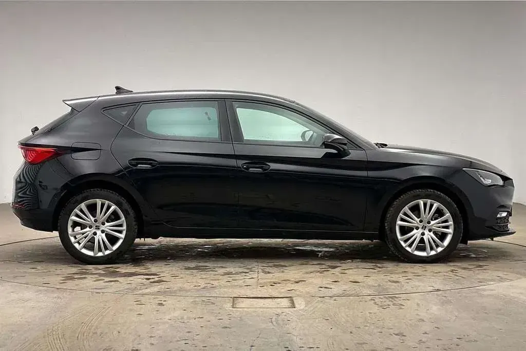 Used Seat Leon SE Dynamic 113 HP (83 kW) 2025 Black Hatchback